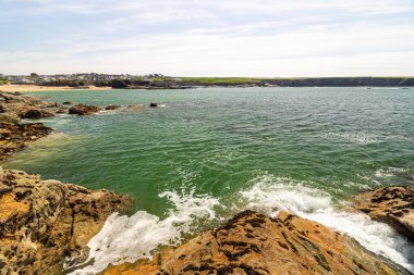 Padstow Cornwall, İngiltere. Güneşli bir nisan gününde manzara. Dağların ve okyanusun güzel manzarası.