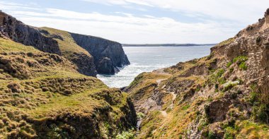 Padstow Cornwall, İngiltere. Güneşli bir nisan gününde manzara. Dağların ve okyanusun güzel manzarası.