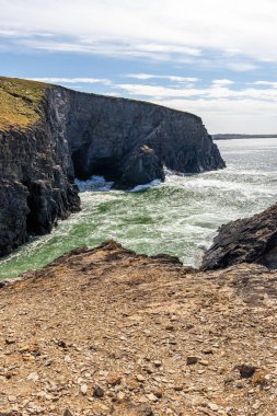 Padstow Cornwall, İngiltere. Güneşli bir nisan gününde manzara. Dağların ve okyanusun güzel manzarası.