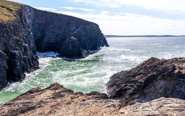 Padstow Cornwall, İngiltere. Güneşli bir nisan gününde manzara. Dağların ve okyanusun güzel manzarası.