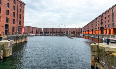 22 Mart 2022. Liverpool Birleşik Krallığı. Mersey Nehri 'nin mimari manzarası