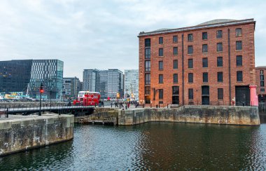 22 Mart 2022. Liverpool Birleşik Krallığı. Mersey Nehri 'nin mimari manzarası