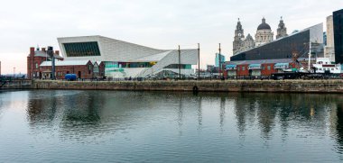 22 Mart 2022. Liverpool Birleşik Krallığı. Mersey Nehri 'nin mimari manzarası