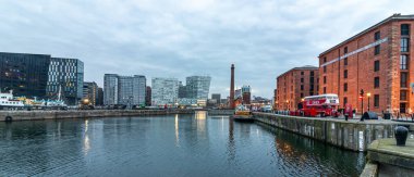 22 Mart 2022. Liverpool Birleşik Krallığı. Mersey Nehri 'nin mimari manzarası