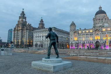 22 Mart 2022. Liverpool Birleşik Krallığı. Mersey Nehri 'nin mimari manzarası