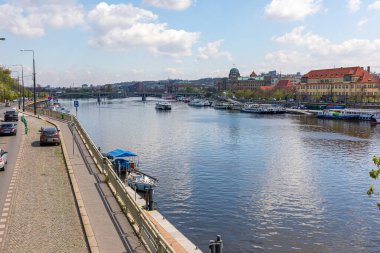 Prag Çek Cumhuriyeti 26 Nisan 2022. Şehrin mimarisiyim ben. Vltava Nehri manzarası.