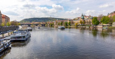 Prag Çek Cumhuriyeti 26 Nisan 2022. Şehrin mimarisiyim ben. Vltava Nehri manzarası.