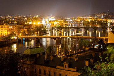 Prag Çek Cumhuriyeti 26 Nisan 2022. Geceleyin şehrin mimarisi..