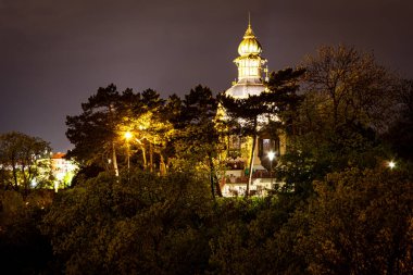 Prag Çek Cumhuriyeti 26 Nisan 2022. Geceleyin şehrin mimarisi..