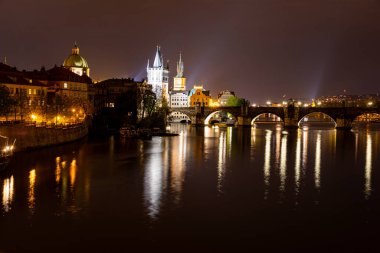 Prag Çek Cumhuriyeti 26 Nisan 2022. Geceleyin şehrin mimarisi..