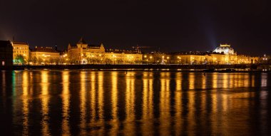 Prag Çek Cumhuriyeti 26 Nisan 2022. Geceleyin şehrin mimarisi..