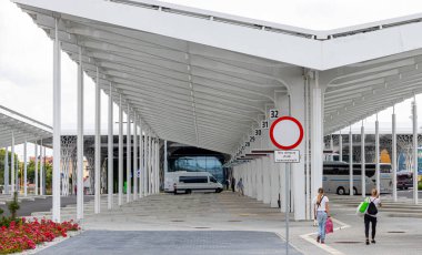 4 Temmuz 2024 Lublin Polonya. Güneşli bir yaz gününde otobüs durağı.