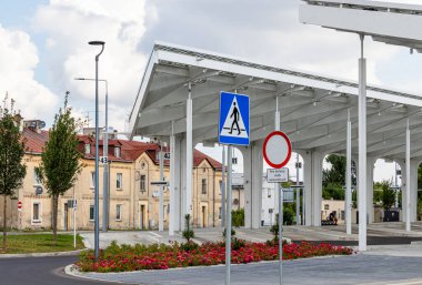 4 Temmuz 2024 Lublin Polonya. Güneşli bir yaz gününde otobüs durağı.