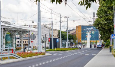 4 Temmuz 2024 Lublin Polonya. Güneşli bir yaz gününde otobüs durağı.