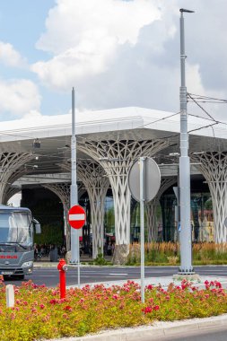 4 Temmuz 2024 Lublin Polonya. Güneşli bir yaz gününde otobüs durağı.