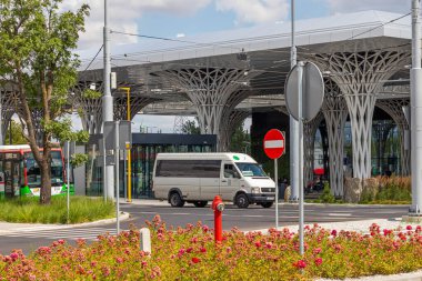 4 Temmuz 2024 Lublin Polonya. Güneşli bir yaz gününde otobüs durağı.