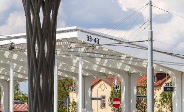 4 Temmuz 2024 Lublin Polonya. Güneşli bir yaz gününde otobüs durağı.