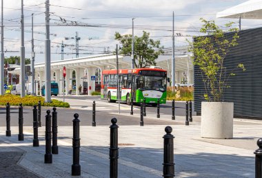 4 Temmuz 2024 Lublin Polonya. Güneşli bir yaz gününde otobüs durağı.