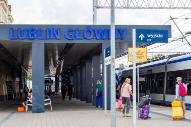 4 Temmuz 2024 Lublin Polonya. Güneşli bir yaz gününde tren istasyonu.