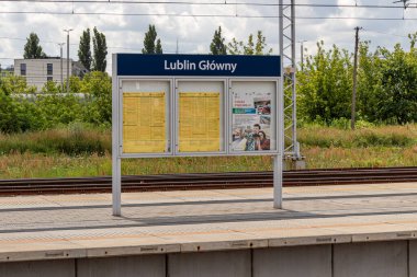 4 Temmuz 2024 Lublin Polonya. Güneşli bir yaz gününde tren istasyonu.