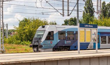 4 Temmuz 2024 Lublin Polonya. Güneşli bir yaz gününde tren istasyonu.