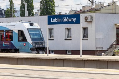 4 Temmuz 2024 Lublin Polonya. Güneşli bir yaz gününde tren istasyonu.