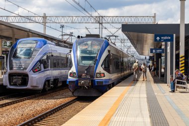 4 Temmuz 2024 Lublin Polonya. Güneşli bir yaz gününde tren istasyonu.