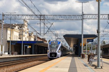 4 Temmuz 2024 Lublin Polonya. Güneşli bir yaz gününde tren istasyonu.