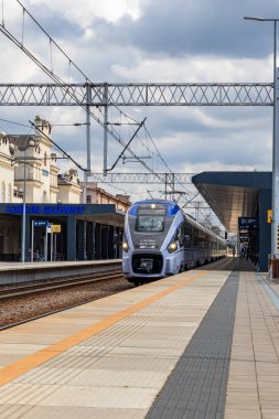 4 Temmuz 2024 Lublin Polonya. Güneşli bir yaz gününde tren istasyonu.