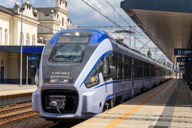 4 Temmuz 2024 Lublin Polonya. Güneşli bir yaz gününde tren istasyonu.