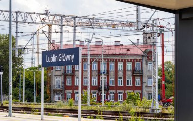 4 Temmuz 2024 Lublin Polonya. Güneşli bir yaz gününde tren istasyonu.