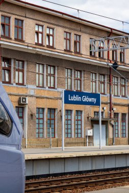 4 Temmuz 2024 Lublin Polonya. Güneşli bir yaz gününde tren istasyonu.