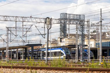 4 Temmuz 2024 Lublin Polonya. Güneşli bir yaz gününde tren istasyonu.