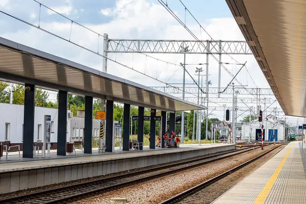 4 Temmuz 2024 Lublin Polonya. Güneşli bir yaz gününde tren istasyonu.