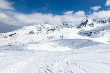 Polonya Tatra Dağları 'ndaki kış manzarası. Karla kaplı tepelerin manzarası.