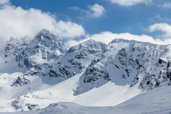 Polonya Tatra Dağları 'ndaki kış manzarası. Karla kaplı tepelerin manzarası.