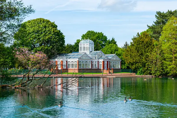 Doğa manzarası. Wolverhampton, İngiltere 'deki West Park.