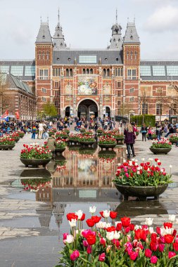 13 Nisan 2022 Amsterdam Hollanda. Seyahatten bir fotoğraf. Şehir mimarisi.