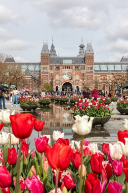 13 Nisan 2022 Amsterdam Hollanda. Seyahatten bir fotoğraf. Şehir mimarisi.
