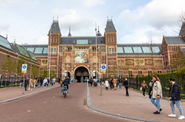 13 Nisan 2022 Amsterdam Hollanda. Seyahatten bir fotoğraf. Şehir mimarisi.