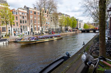 13 Nisan 2022 Amsterdam Hollanda. Seyahatten bir fotoğraf. Şehir mimarisi.