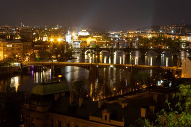 Prag Çek Cumhuriyeti 26 Nisan 2022. Geceleyin şehrin mimarisi..