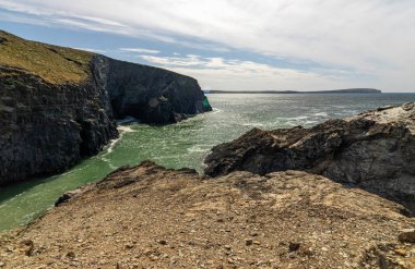 Güneşli bir nisan gününde manzara. Dağların ve okyanusun güzel manzarası. Padstow Cornwall, İngiltere.