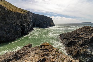 Güneşli bir nisan gününde manzara. Dağların ve okyanusun güzel manzarası. Padstow Cornwall, İngiltere.