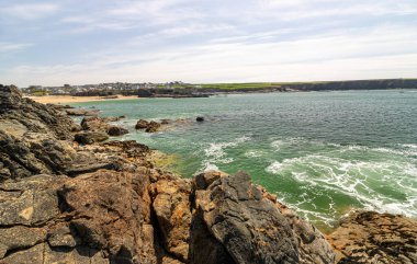 Güneşli bir nisan gününde manzara. Dağların ve okyanusun güzel manzarası. Padstow Cornwall, İngiltere.
