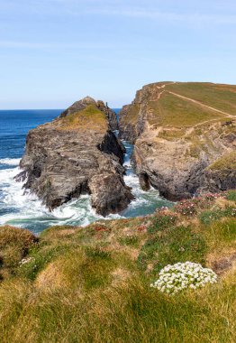 Güneşli bir nisan gününde manzara. Dağların ve okyanusun güzel manzarası. Padstow Cornwall, İngiltere.