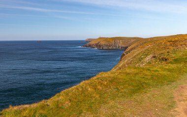 Güneşli bir nisan gününde manzara. Dağların ve okyanusun güzel manzarası. Padstow Cornwall, İngiltere.
