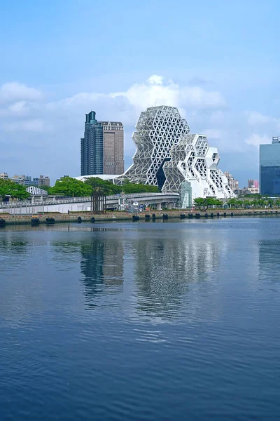 Kaohsiung, Tayvan - 20 Nisan 2023: Kaohsiung Müzik Merkezi (KMC). Kaohsiung, Tayvan 'daki nehir kıyısındaki beyaz altıgen bina..