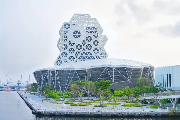 Kaohsiung, Tayvan - 20 Nisan 2023: Kaohsiung Müzik Merkezi (KMC). Kaohsiung, Tayvan 'daki nehir kıyısındaki beyaz altıgen bina..