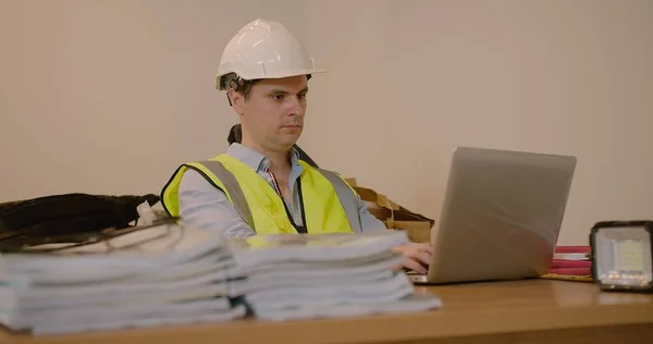 Инженер Строитель Hard Hat Сидящий Столом Ноутбуком Рабочем Месте — стоковое фото